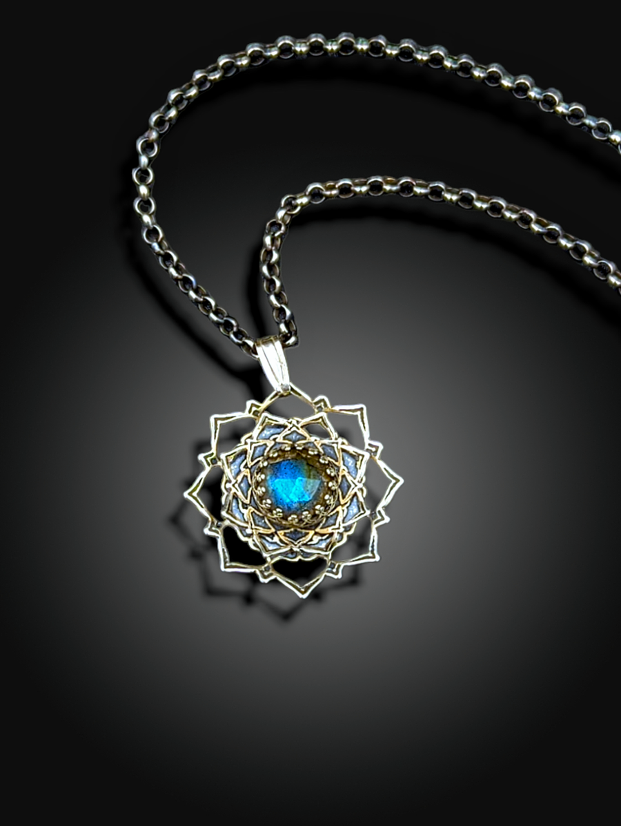 BEAUTIFUL COLOR-CHANGING LABRADORITE spinning sterling mandala necklace